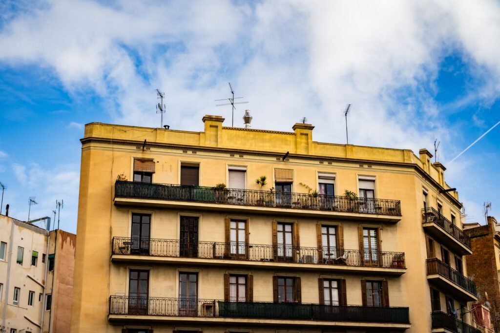 Barcelona’s Airbnb Ban: Tourism Industry Reacts to Apartment Crackdown